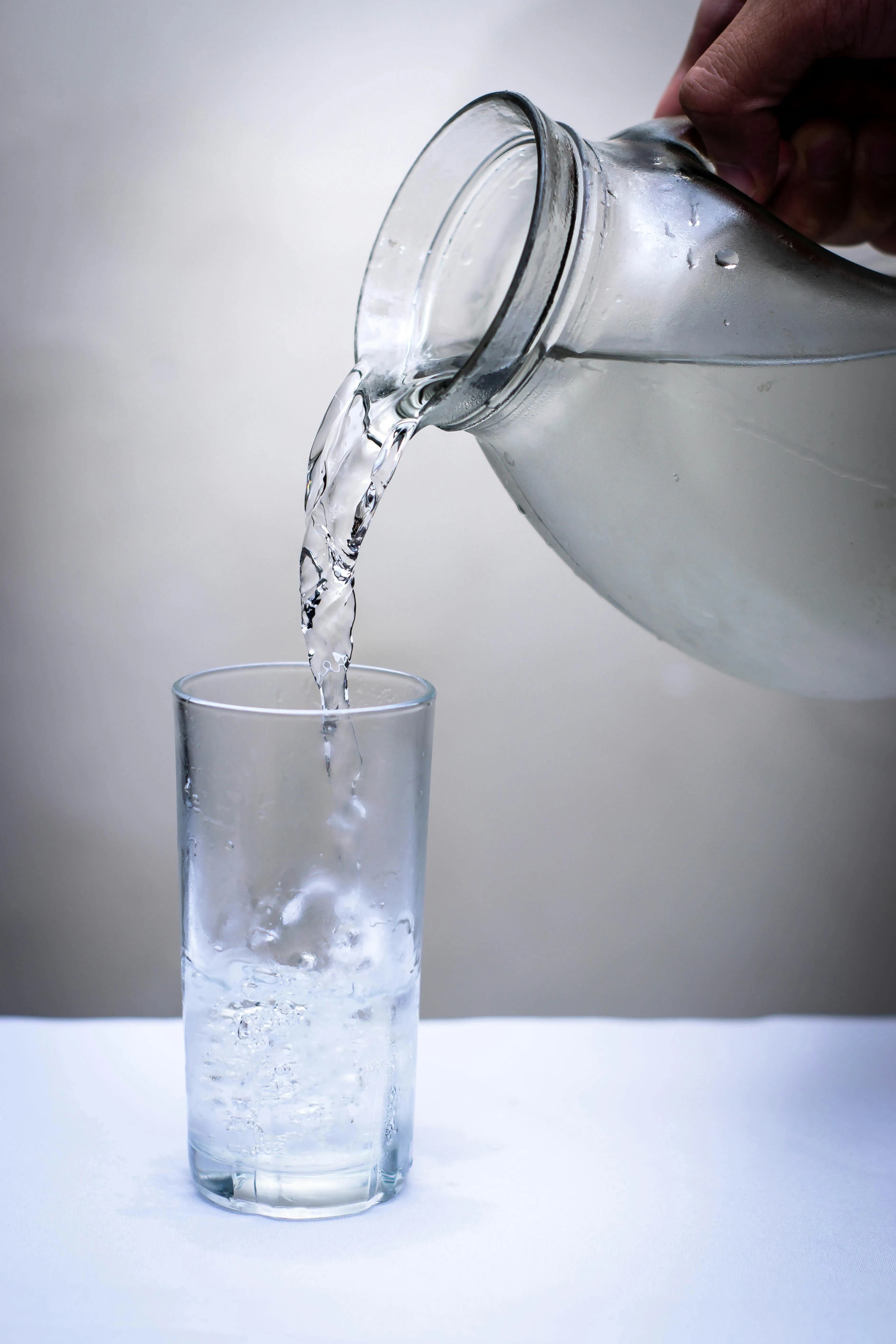 Reines Wasser wird in ein Glas gegossen